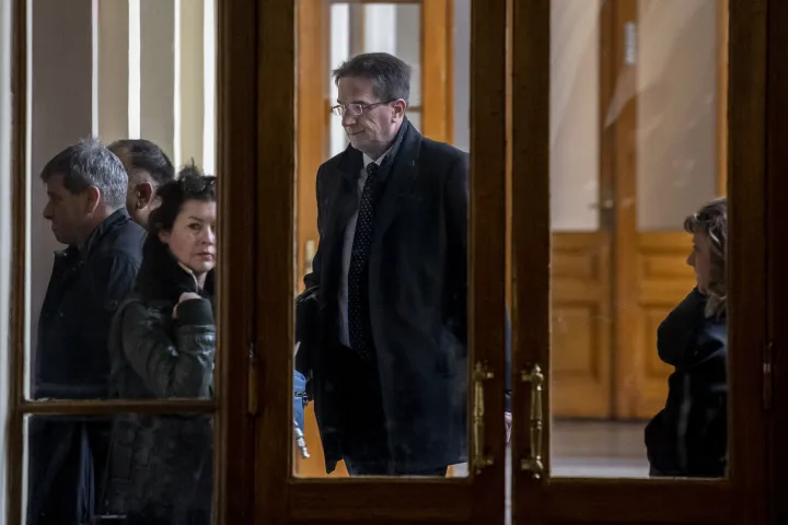 Völner Pál érkezik a Fővárosi Törvényszék tárgyalására 2023. február 23-án – Fotó: Bődey János / Telex