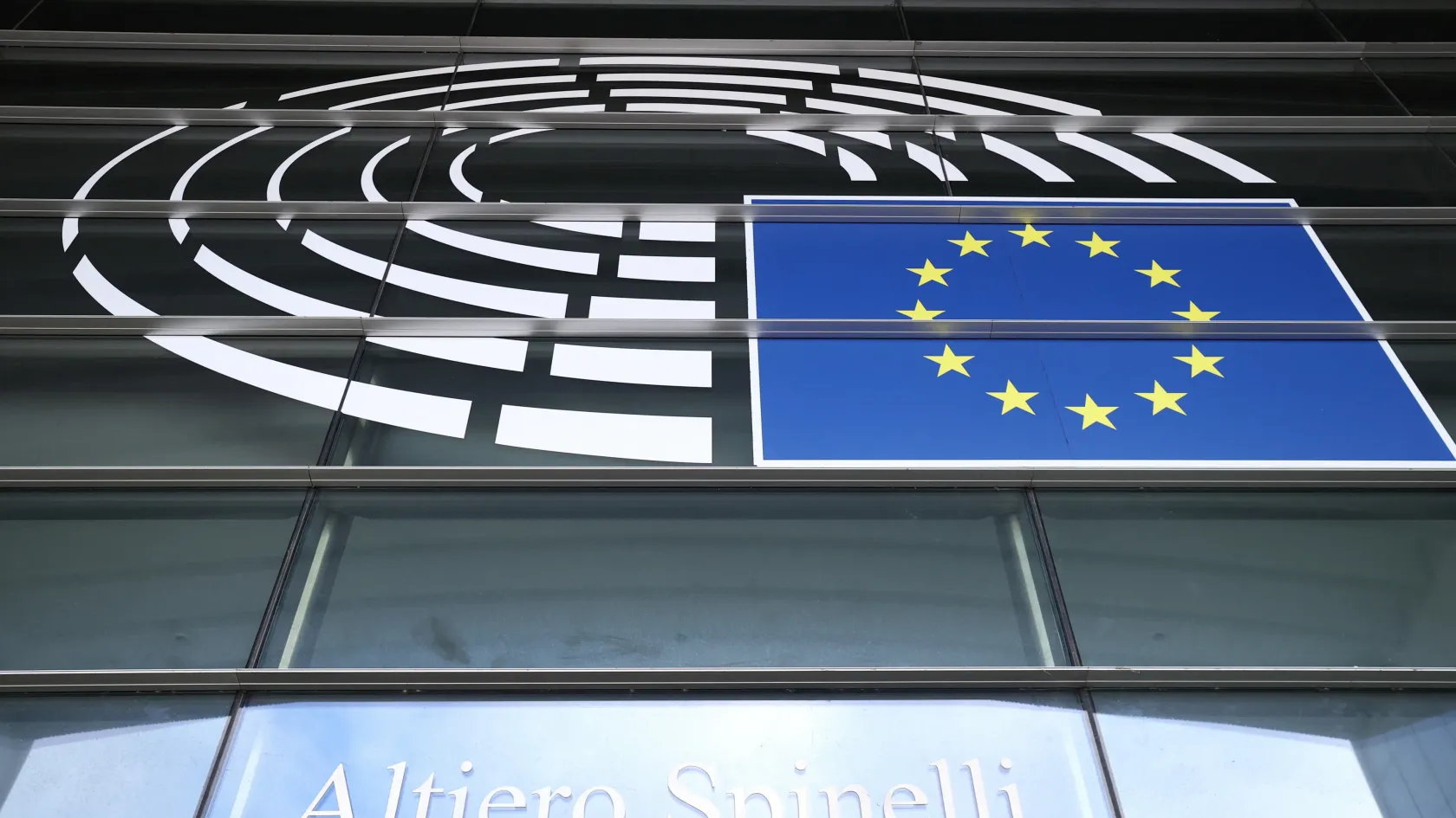 Az Európai Parlament is csatlakozik a melegellenes törvény miatt Magyarország ellen indított perhez