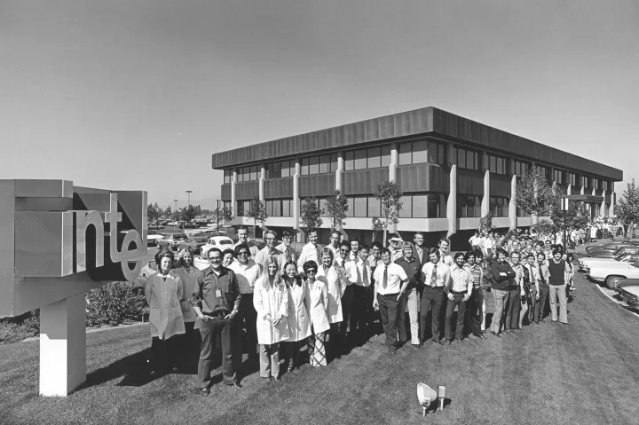 Az Intel dolgozói az új Santa Clara-i központ előtt 1971-ben – Fotó: Intel Free Press