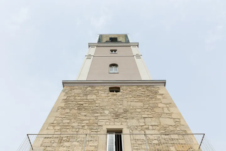 A felújított toronyban többek között tüzoltókat ábrázoló, archív fényképeket is vetítenek – Fotó: Tóth Helga / Transtelex