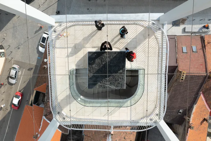 A kilátóba vezető csigalépcső és a torony szelfi-kompatibilis tükre – Fotó: Tóth Helga / Transtelex