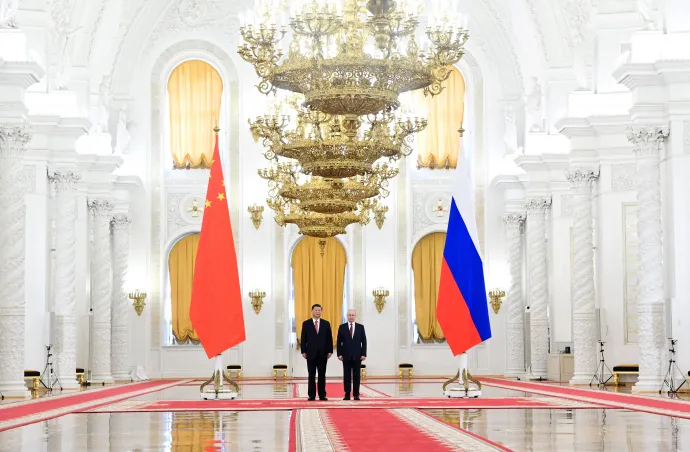 Vlagyimir Putyin orosz elnök és Hszi Csin-ping kínai elnök az orosz-kínai tárgyalások előtti köszöntő ünnepségen a Kremlben 2023. március 21-én – Fotó: Pavel Byrkin / Sputnik / Reuters