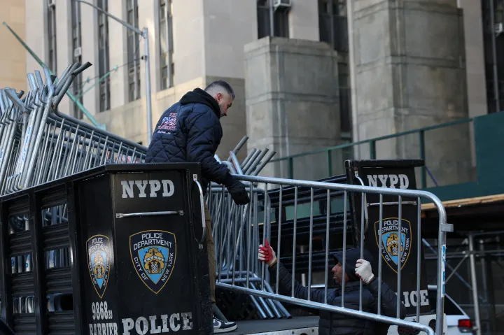 A New York-i rendőrség kordonokat pakol a manhattani bíróság épületénél hétfőn – Fotó: Shannon Stapleton / Reuters
