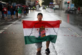 Az UEFA döntött: Nagy-magyarországos és árpádsávos zászlókkal is lehet szurkolni a válogatott meccseken