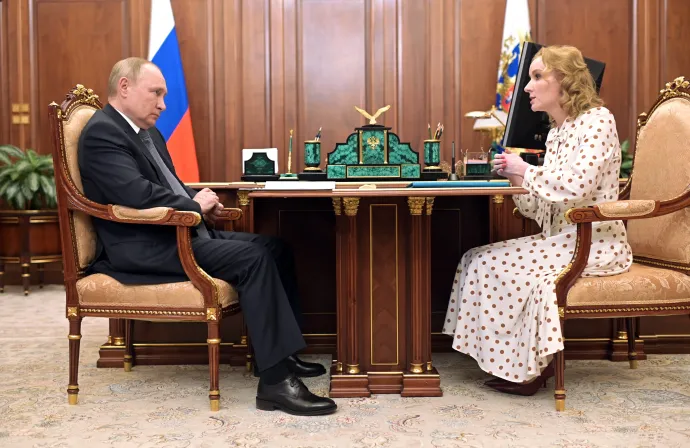Putyin és Marija Lvov-Belova találkozója 2022. március 9-én a Kremlben – Fotó: Mikhail Klimentyev / Sputnik / AFP