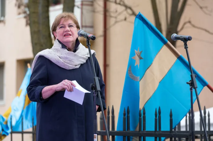 Szili Katalin miniszterelnöki főtanácsadó beszédet mond a székely szabadság napján tartott nagygyűlésen a marosvásárhelyi Székely vértanúk emlékművénél 2023. március 10-én – Fotó: Kiss Gábor / MTI