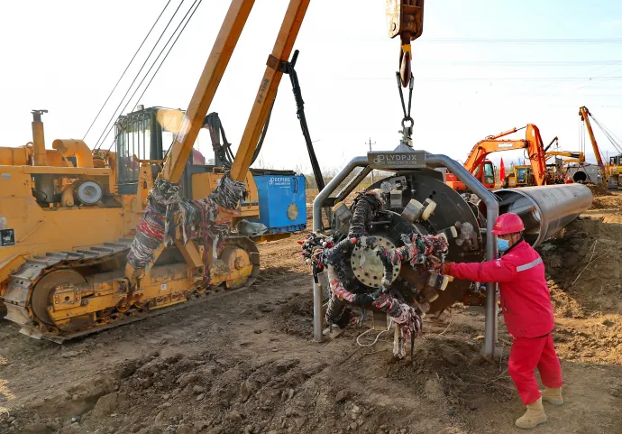 Építőmunkások dolgoznak a Szibéria gázvezeték észak-kínai Hupej tartományban épülő szakaszán 2020. április 22-én – Fotó: Cao Jianxiong / AFP