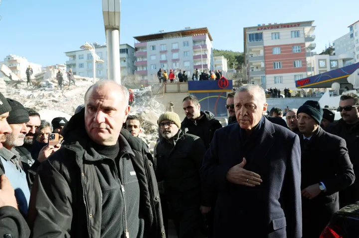 Erdoğan elnök 2023. február 8-án ellátogatott a földrengés sújtotta Kahramanmarasba – Fotó: Presidential Press Office / Reuters