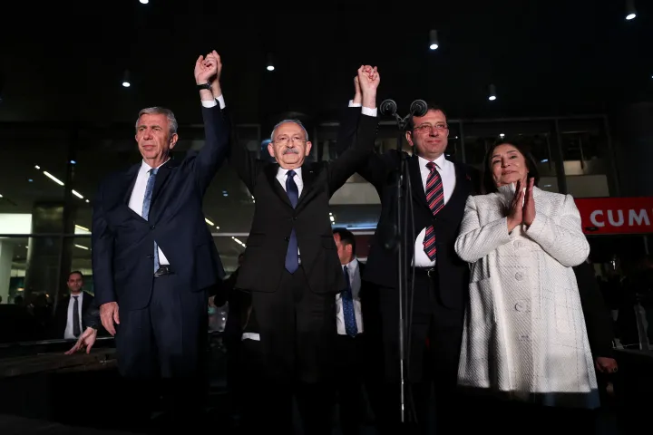 Kemal Kılıçdaroğlu (középen), Ekrem İmamoğlu isztambuli polgármester és Mansur Yavaş (balról) az ankarai polgármester feleségével üdvözli támogatóit a párt székházában, miután a hatpárti szövetség hivatalosan is bejelentette Kılıçdaroğlut elnökjelöltjének 2023. március 6-án – Fotó: Alp Eren Kaya / Republican People’s Party / Reuters