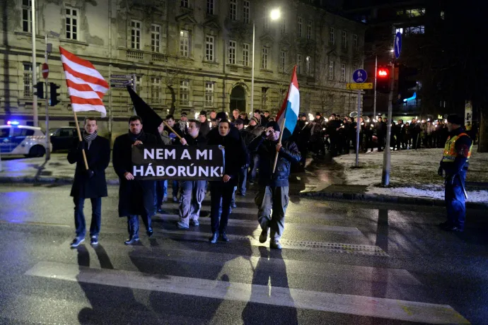 Oroszok, szankciók, háború: mintha a Jobbik 2014-es kommunikációs kisfüzetéből dolgozna a kormány