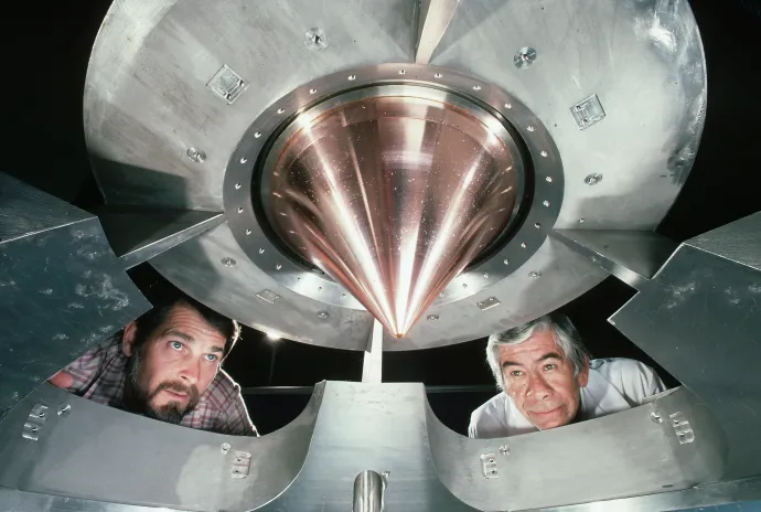 Dennis Atkinson (balra) és Robert Wade a REFLAXICON elnevezésű nagyenergiájú lézer tükrével, amelyet stratégiai védelmi felhasználásra fejlesztettek – Fotó: Roger Ressmeyer / Corbis / Getty Images
