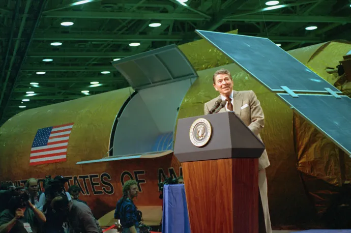 Reagan elnök 1987 novemberében a Denvertől délre fekvő Martin Marietta gyárban tett látogatásán egy űrbázisú lézerfegyver életnagyságú makettjével a hátterében azt mondta: „Önök egy olyan védelmi rendszer kifejlesztésén fáradoznak, amely megváltoztatja a történelmet” – Fotó: Bettmann / Getty Images