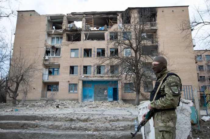 Orosz dróntámadás során megrongálódott lakóépület a Kijev régióban lévő Rzsicsiv városában 2023. március 22-én – Fotó: Oleksii Chumachenko / Anadolu Agency / AFP