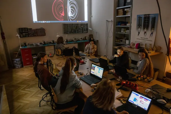 A Women in Technology pályaorientációs programsorozat egyik foglalkozása – Fotó: Dénes Gabor / Maker’s Red Box
