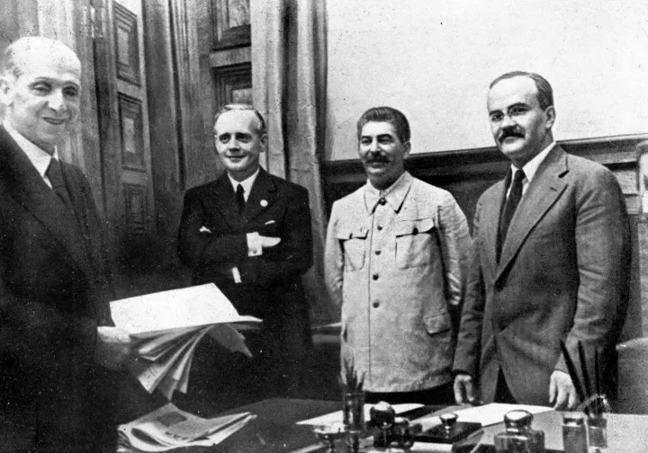 Molotov (jobb szélen) a németekkel kötött paktum aláírásakor – Roger-Viollet / AFP