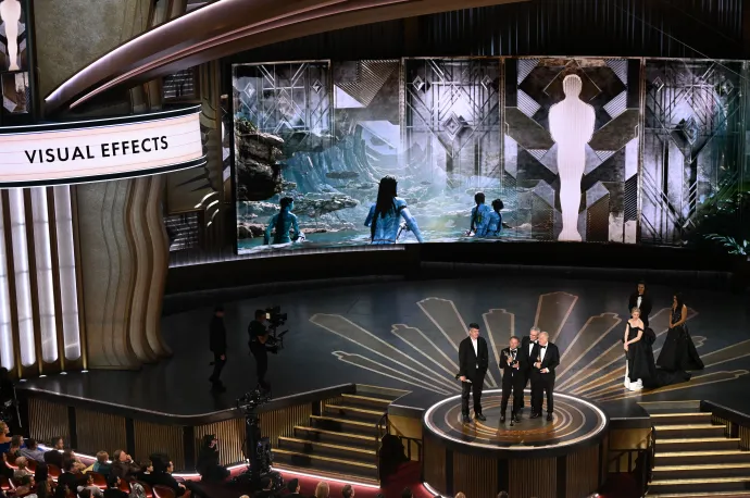 A legjobb vizuális effektusoknak szóló Oscar-díj átvétele 2023. március 12-én a Hollywood & Highland Center Dolby Színházában – Fotó: Patrick T. Fallon / AFP