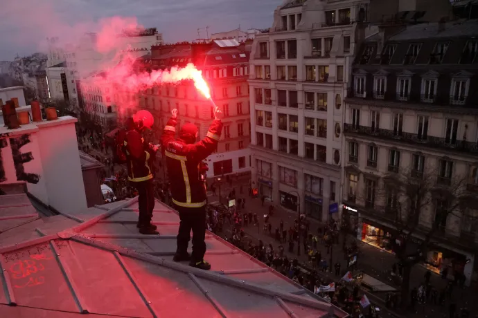 A sztrájkoló francia tűzoltók egy párizsi épület tetején Párizsban, 2023. március 23-án – Fotó: Nacho Doce / Reuters 
