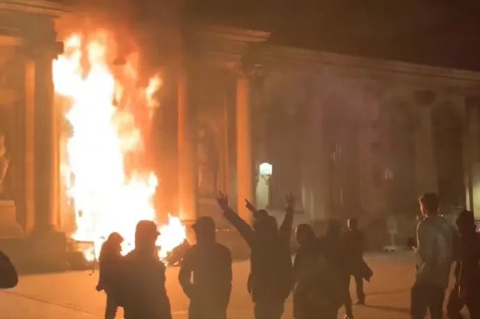 Franciaországban a tüntetők felgyújtották a bordeaux-i városházát