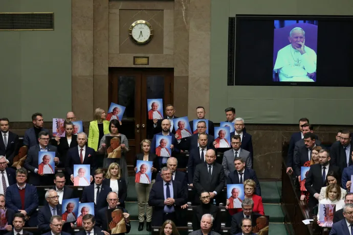 A Jog és Igazságosság Párt képviselői II. János Pál pápa képét tartják a védelméről szóló vita közben a varsói parlamentben 2023. március 9-én – Fotó: Slawomir Kaminski / Agencja Wyborcza.pl / Reuters