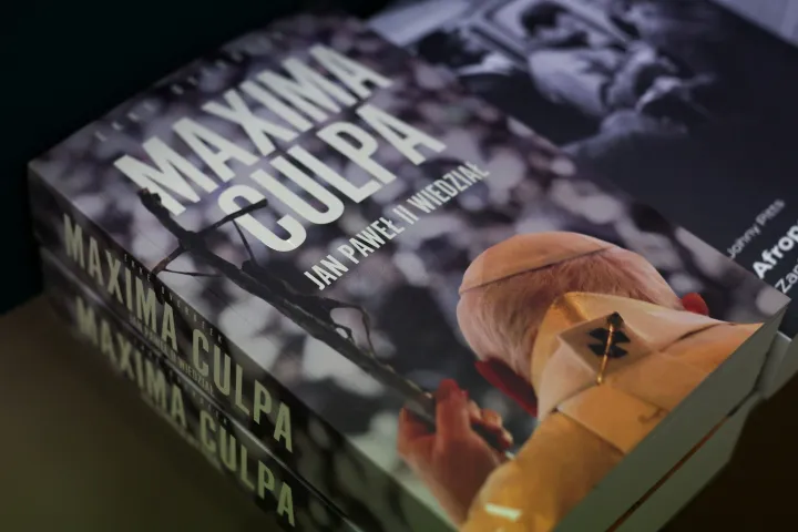 A „Maxima Culpa – II. János Pál tudta” című könyv egy lengyel könyvesboltban 2023. március 7-én – Fotó: Kacper Pempel / Reuters