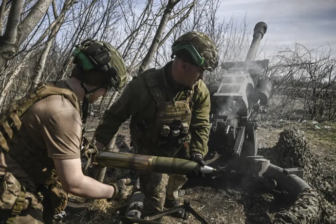 Ukrán katonák Bahmut közelében 2023. március 23-án – Fotó: Aris Messinis / AFP