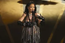 A keleti parttól a nyugati partig utazott egy férfi azért, hogy megkérje Rihanna kezét