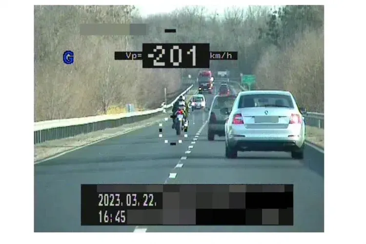 Kétszázzal húzott el egy motoros Hévíznél, 300 ezres büntetést kapott