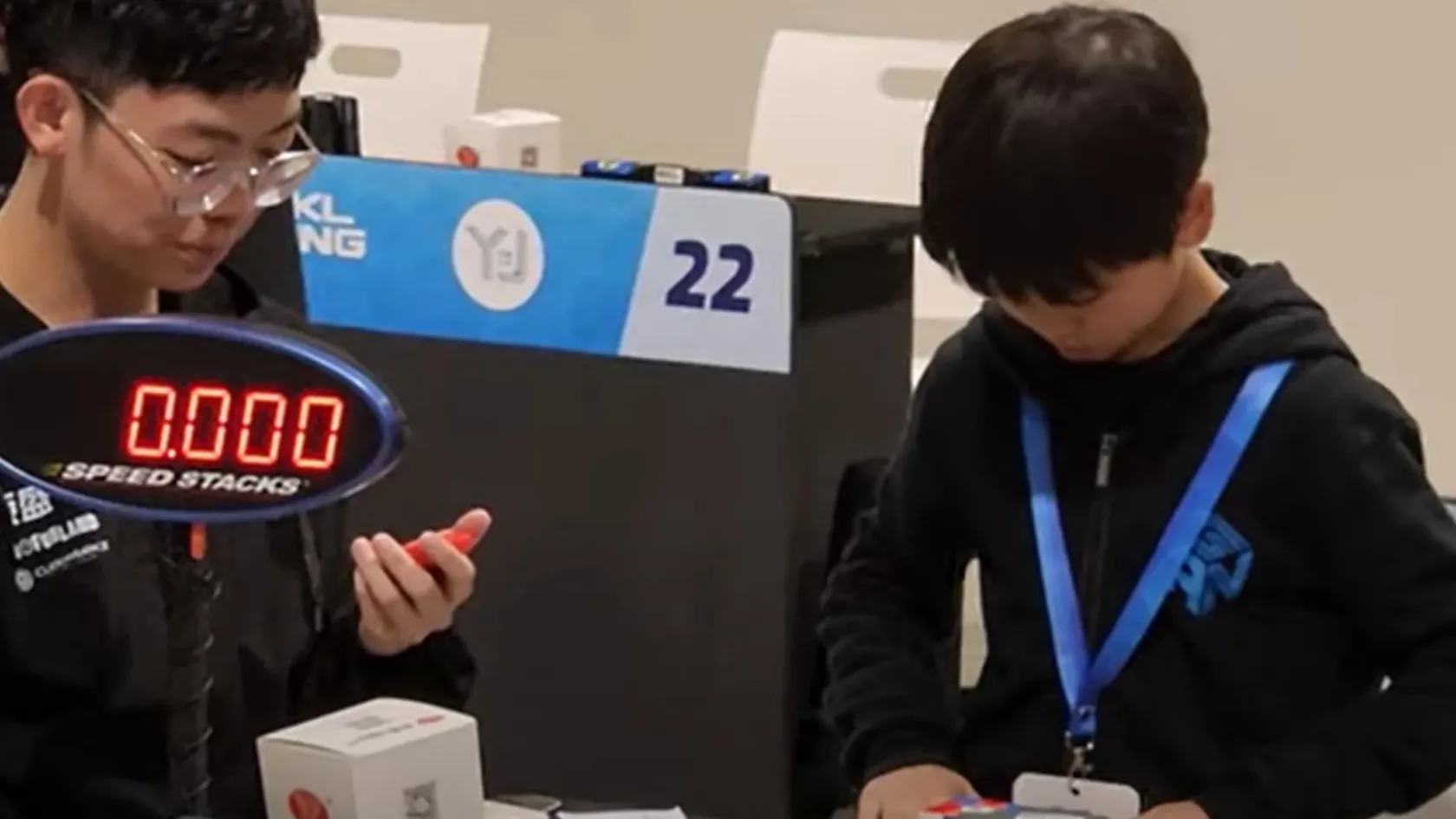 Egy kilencéves kínai kisfiú állította be a Rubik-kocka kirakásának új rekodját
