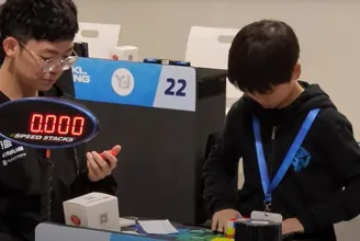 Egy kilencéves kínai kisfiú állította be a Rubik-kocka kirakásának új rekordját