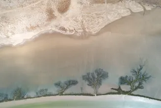 Drónfelvételekből összerakott, elképesztő panorámákkal mutatja meg a Föld vizeinek átalakulását és pusztulását