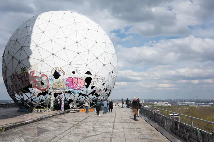 Teufelsberg egykori amerikai lehallgatóállomásának kupolája – Fotó: Sebastian Kahnert / Getty Images