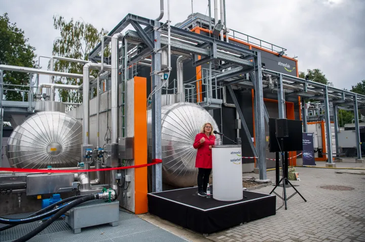Svenja Schulze német környezetvédelmi miniszter beszél egy kerozin előállítására szolgáló üzem megnyitóján ahol vízből, a környékbeli szélturbinákból származó villamos energiából, egy biogázüzemben keletkező ételmaradékokból származó hulladékból és levegőből származó széndioxidból készül üzemanyag – Fotó: Sina Schuldt / AFP