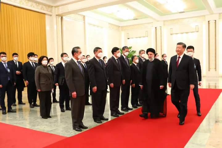 Hszi Csin-ping kínai elnök köszönti Ebrahim Raiszi iráni elnököt pekingi látogatása során 2023. február 14-én – Fotó: Iranian Presidency / AFP