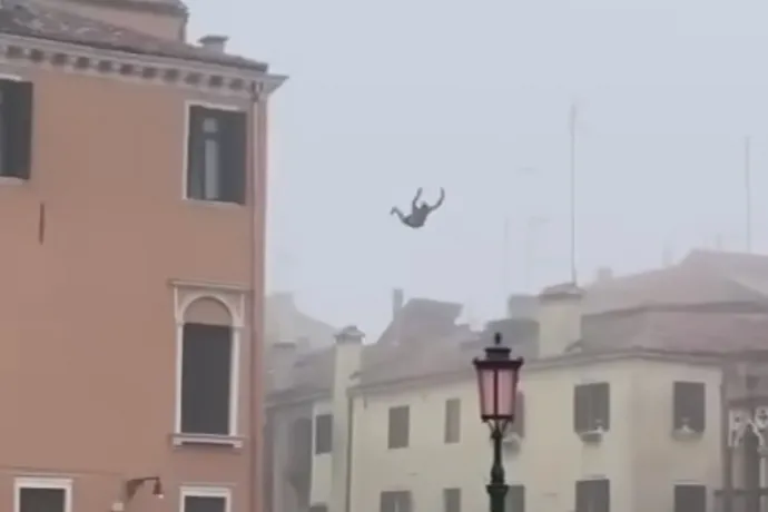 Halálhasast ugrott egy férfi a csatornába egy velencei palota tetejéről