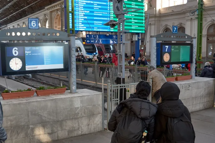 Vasárnap óraátállítás, emiatt több busz és vonat éjszakai menetrendje változik