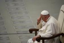 Ferenc pápa a világi vezetőkre is kiterjeszti az egyház szexuális zaklatásos törvényét