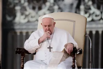 Ferenc pápa a világi katolikus vezetőkre is kiterjeszti a szexuális zaklatásra vonatkozó szabályokat