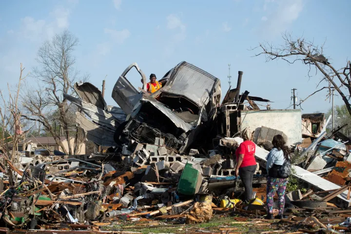 Romok, összetört autók, tövestől kicsavart fák – ez maradt a tornádó után Mississippiben