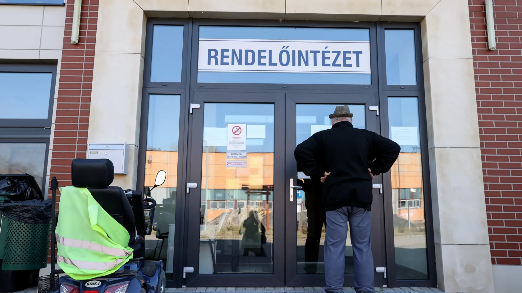 Bajok a laborvizsgálatoknál: hajnali sprint az érdi rendelőnél, május végi időpontok a fővárosban
