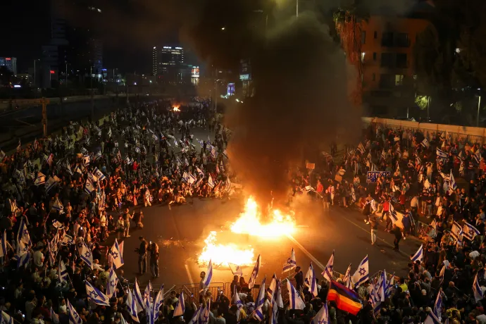 Máglyát gyújtottak a tüntetők az Ajalon autópályán – Fotó: Nir Elias / Reuters