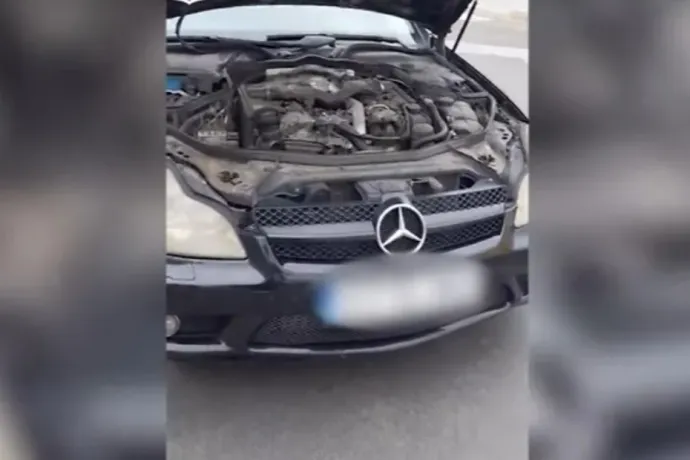 Urnát és forgalmi engedélyeket is találtak a rendőrök a lopott, román rendszámos Mercedesben