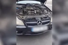 Urnát és forgalmi engedélyeket is találtak a rendőrök a lopott, román rendszámos Mercedesben
