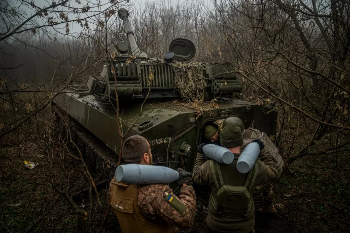 Ukrán tüzérek egy 2S1 Gvozdika önjáró lövegbe muníciót töltenek Bahmut közelében 2022. december 10-én – Fotó: Ihor Tkachov / AFP