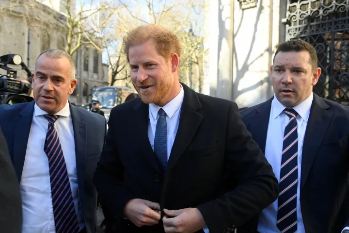 Harry herceg érkezik a bíróságra Londonban – Fotó: Toby Melville / Reuters