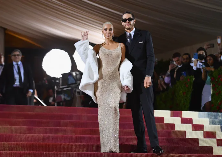 Kim Kardashian és Pete Davidson komikus érkezik a 2022-es Met-gálára 2022. május 2-án New Yorkban – Fotó: Angela Weiss / AFP