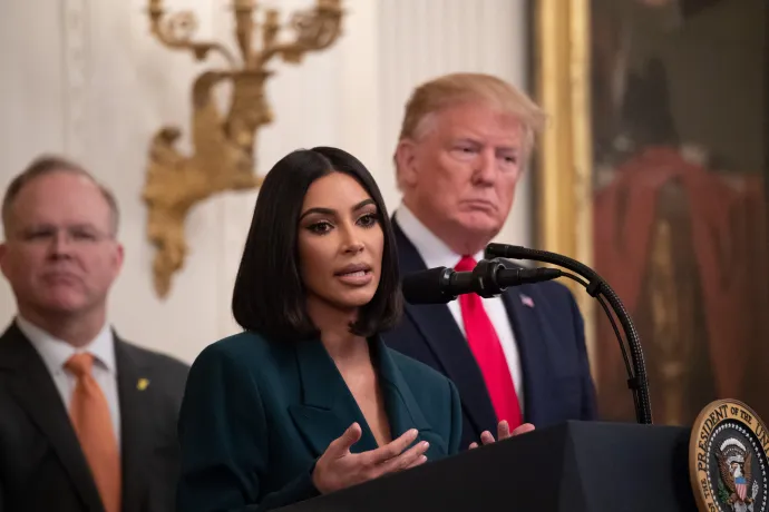 Kim Kardashian a Fehér Házban tartott sajtótájékoztatón beszél a második esély munkaerőprogram és a börtönreformról 2019. június 13-án, mellette Donald Trump amerikai elnök – Fotó: Saul Loeb / AFP