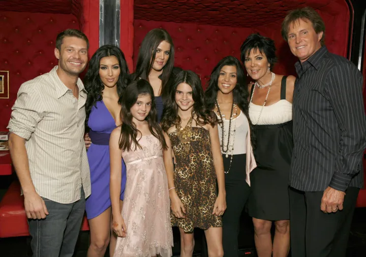 Ryan Seacrest, Kim Kardashian, Kylie Jenner, Khloe Kardashian, Kendall Jenner, Kourtney Kardashian, Kris Jenner és Bruce Jenner a „Keeping Up With the Kardashians” című sorozat egyik közönségtalálkozóján 2007-ben a kaliforniai Agoura Hillsben – Fotó: Jeff Vespa / WireImage / Getty Images