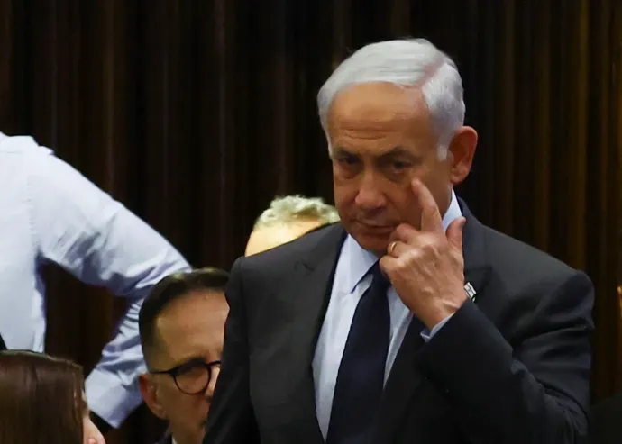 Benjámin Netanjahu a knesszet hétfői ülésén – Fotó: Ronen Zvulun / Reuters