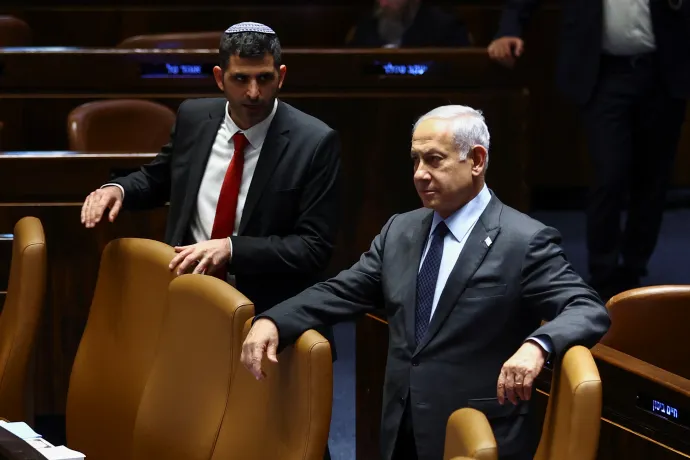 Netanjahu a parlamenti ülésen 2023. március 27-én – Fotó: Ronen Zvulun / Reuters