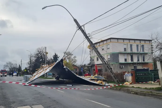 Az orkánerejű szél levitte egy érdi pékség tetejét